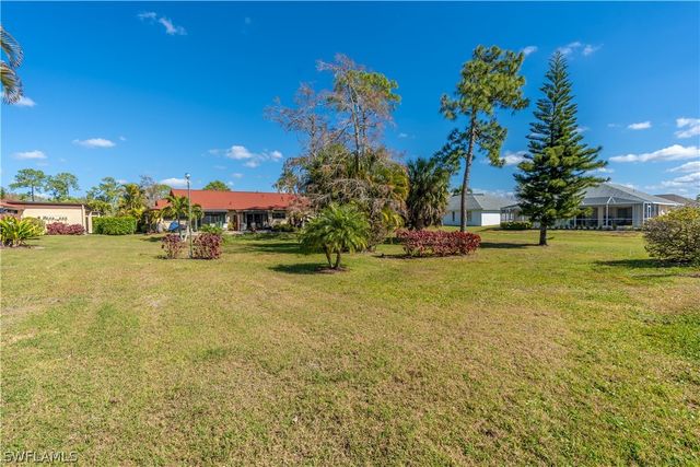 2048 Pine Isle LN 2048, Naples, FL 34112