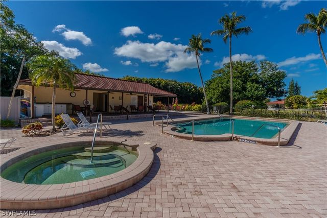 2048 Pine Isle LN 2048, Naples, FL 34112