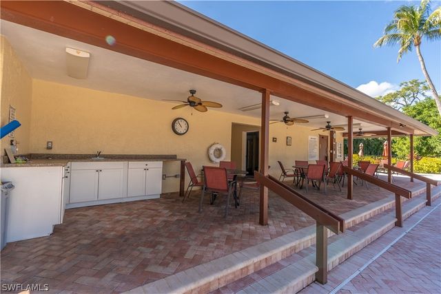 2048 Pine Isle LN 2048, Naples, FL 34112