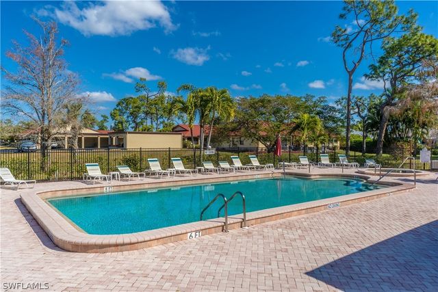 2048 Pine Isle LN 2048, Naples, FL 34112