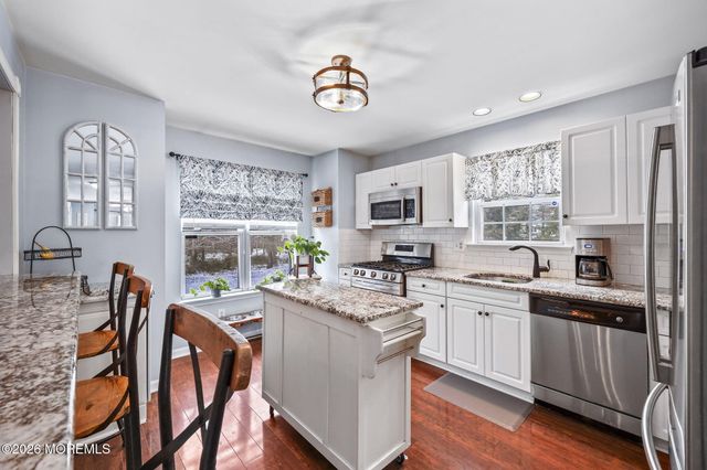 31 Atrium Way 3-1, Manalapan, NJ 07726