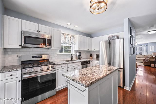 31 Atrium Way 3-1, Manalapan, NJ 07726