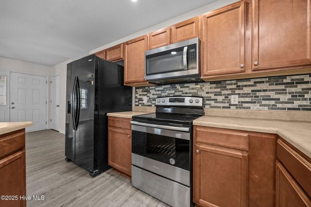 4015 W T Whitehead Drive, Jacksonville, NC 28546