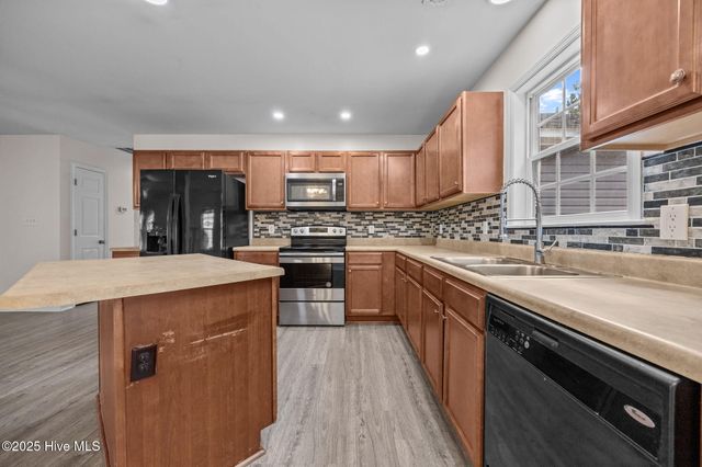 4015 W T Whitehead Drive, Jacksonville, NC 28546