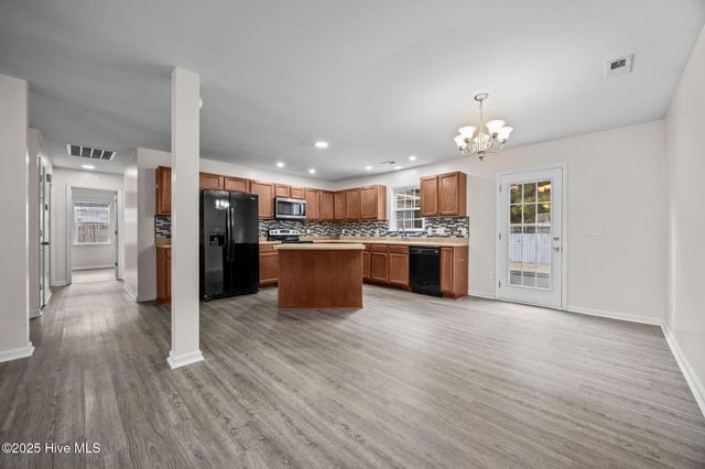 4015 W T Whitehead Drive, Jacksonville, NC 28546