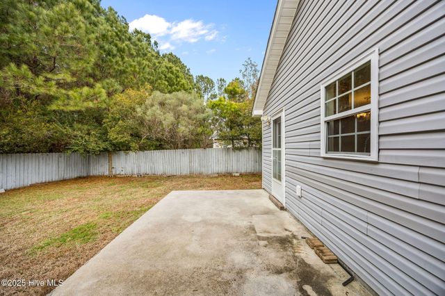 4015 W T Whitehead Drive, Jacksonville, NC 28546