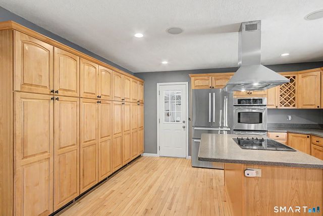 19 Governors Lane, Bethel, CT 06801