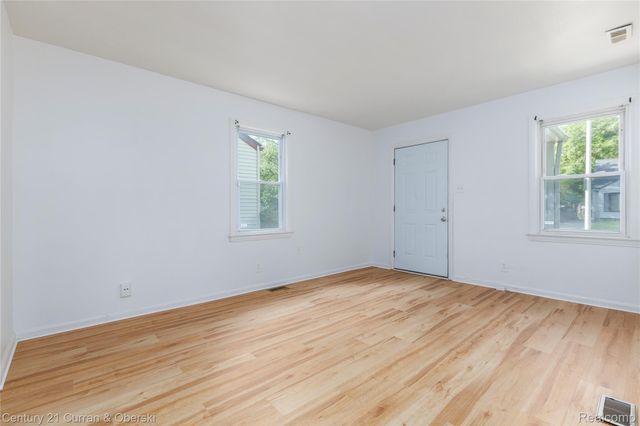 18777 Kingsville Street, Harper Woods, MI 48225