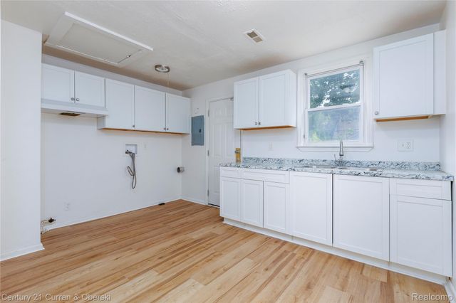 18777 Kingsville Street, Harper Woods, MI 48225