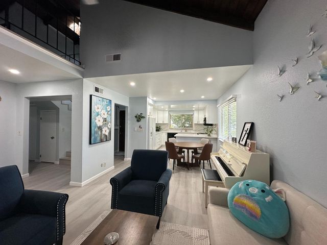 14 Miranda Ct, Sacramento, CA 95822
