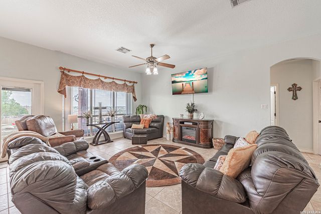 700 Lake Valley, La Vernia, TX 78121