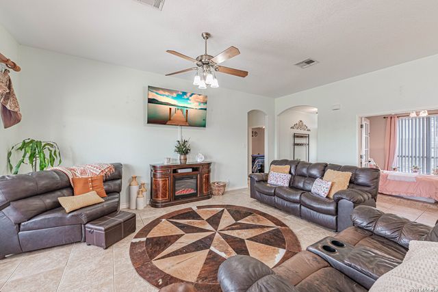 700 Lake Valley, La Vernia, TX 78121