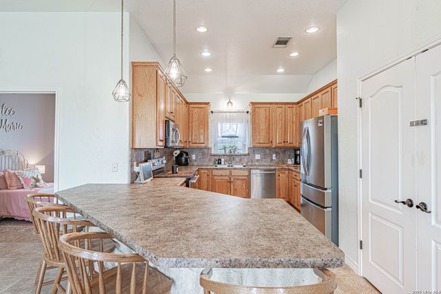 700 Lake Valley, La Vernia, TX 78121