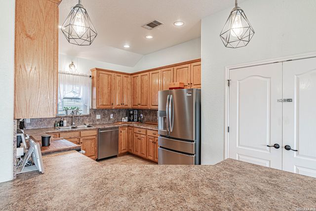 700 Lake Valley, La Vernia, TX 78121