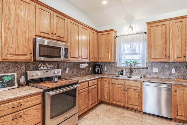 700 Lake Valley, La Vernia, TX 78121