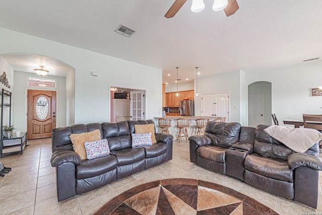 700 Lake Valley, La Vernia, TX 78121