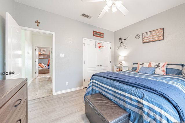 700 Lake Valley, La Vernia, TX 78121