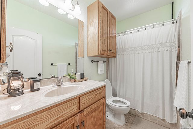 700 Lake Valley, La Vernia, TX 78121