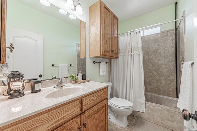 700 Lake Valley, La Vernia, TX 78121