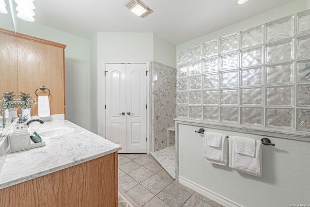 700 Lake Valley, La Vernia, TX 78121