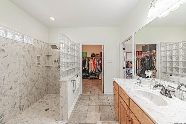 700 Lake Valley, La Vernia, TX 78121