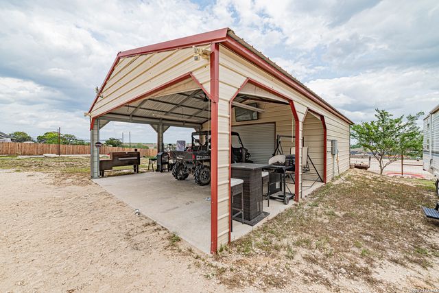 700 Lake Valley, La Vernia, TX 78121