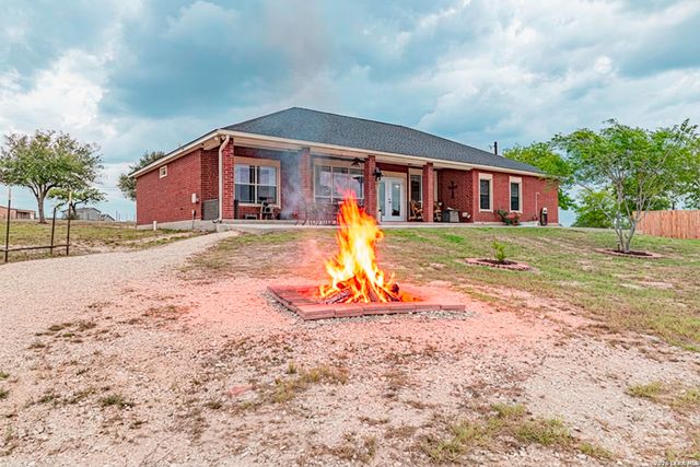700 Lake Valley, La Vernia, TX 78121