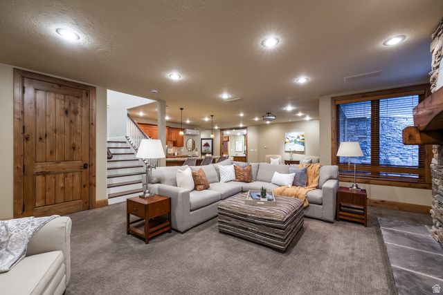9621 S GLACIER PARK LN, Sandy, UT 84092