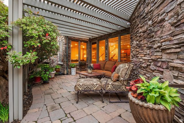 9621 S GLACIER PARK LN, Sandy, UT 84092