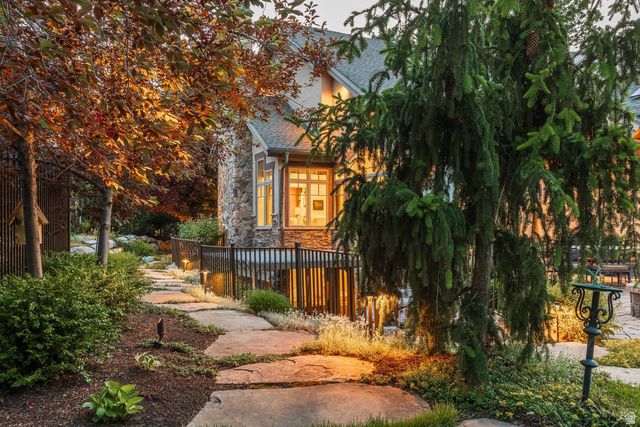 9621 S GLACIER PARK LN, Sandy, UT 84092