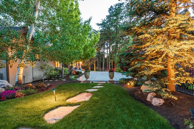 9621 S GLACIER PARK LN, Sandy, UT 84092