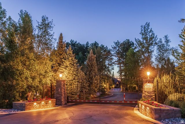 9621 S GLACIER PARK LN, Sandy, UT 84092