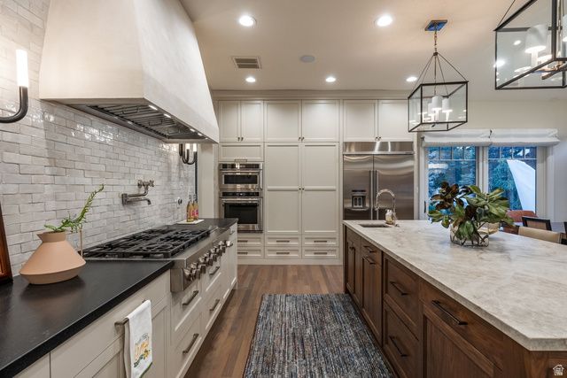 9621 S GLACIER PARK LN, Sandy, UT 84092