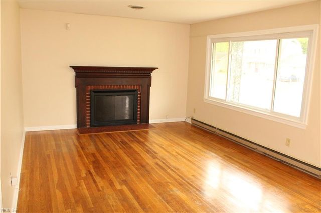 330 Kingsman DR, Newport News, VA 23608