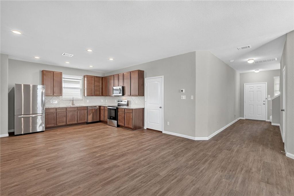 4702 Los Pines Way, Bryan, TX 77807 — photo 3