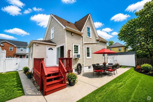 1014 Tacoma St, New Bedford, MA 02745