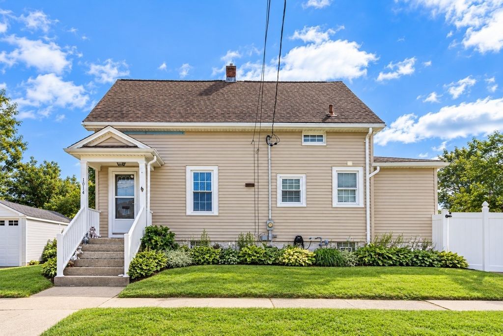 1014 Tacoma St, New Bedford, MA 02745