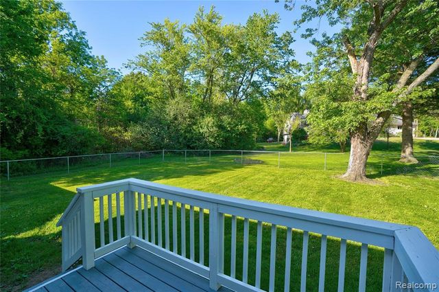 1460 W Silverbell Road, Lake Orion, MI 48359