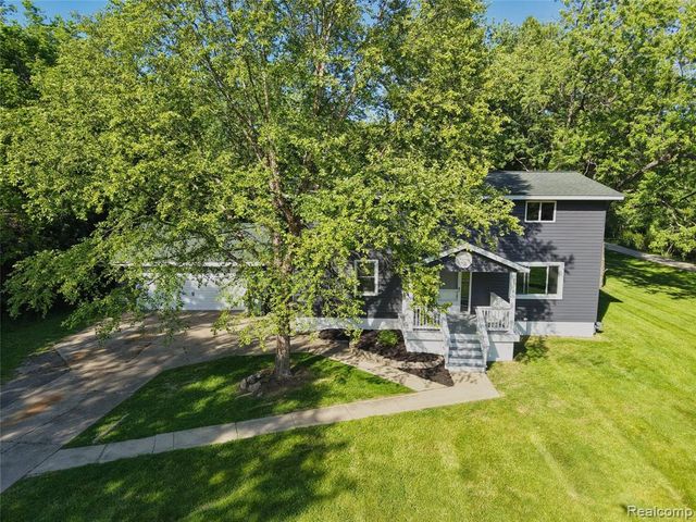 1460 W Silverbell Road, Lake Orion, MI 48359