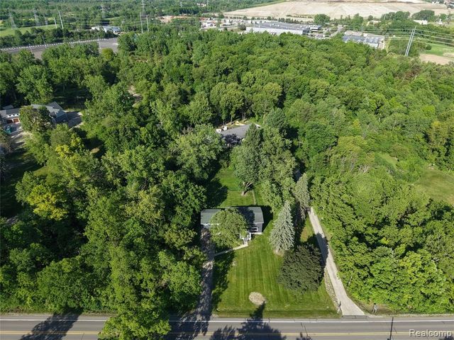 1460 W Silverbell Road, Lake Orion, MI 48359