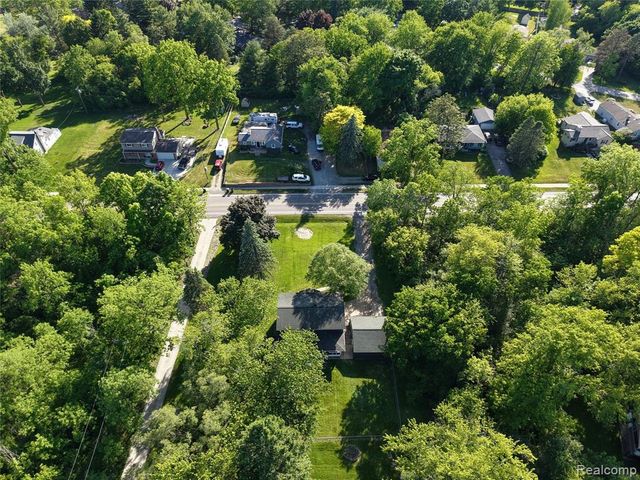 1460 W Silverbell Road, Lake Orion, MI 48359