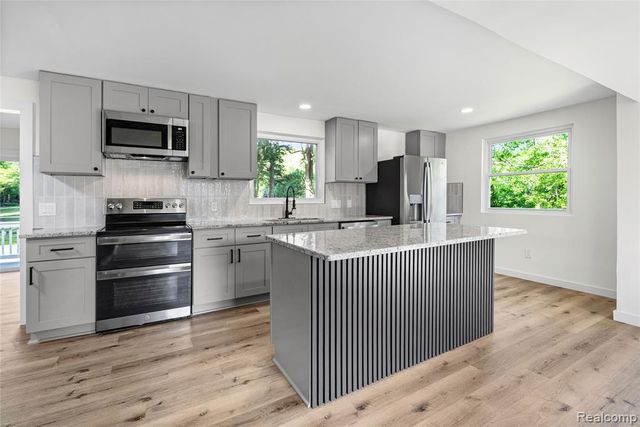 1460 W Silverbell Road, Lake Orion, MI 48359