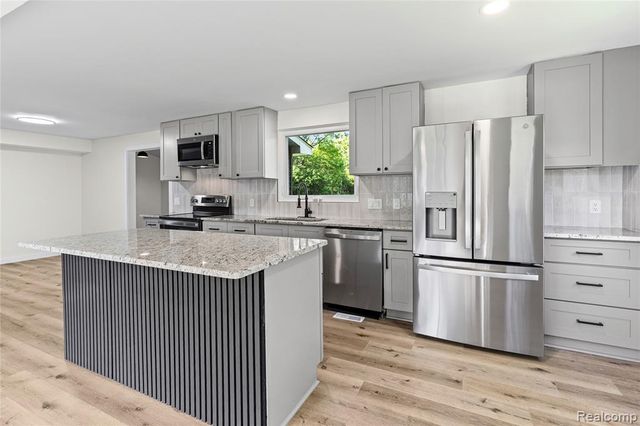 1460 W Silverbell Road, Lake Orion, MI 48359
