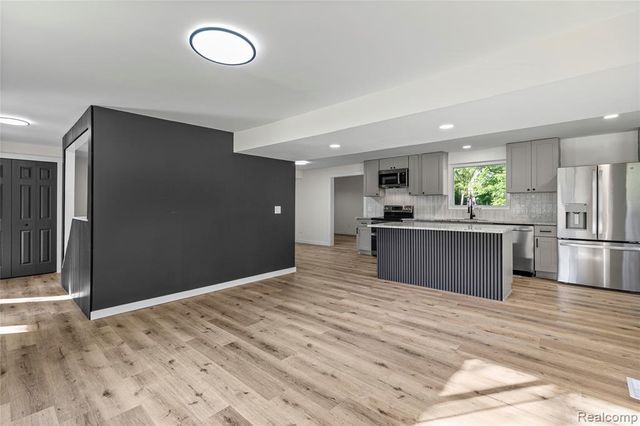 1460 W Silverbell Road, Lake Orion, MI 48359