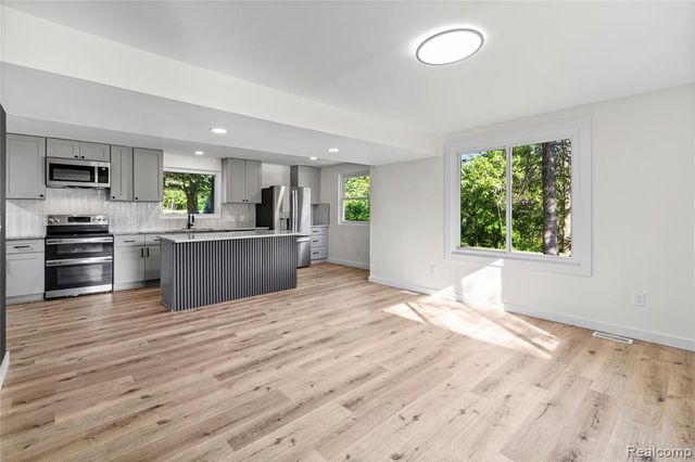1460 W Silverbell Road, Lake Orion, MI 48359