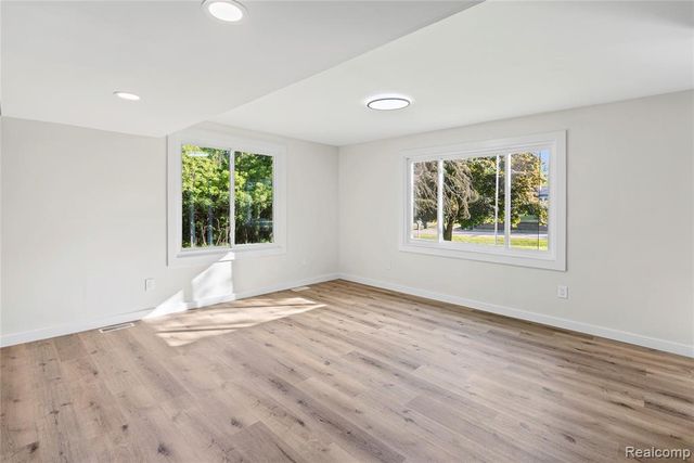 1460 W Silverbell Road, Lake Orion, MI 48359