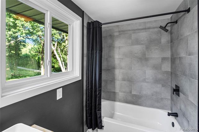 1460 W Silverbell Road, Lake Orion, MI 48359