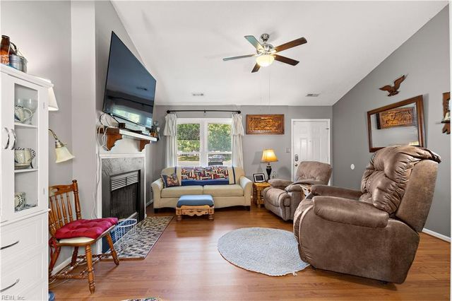879 Maple CT, Smithfield, VA 23430