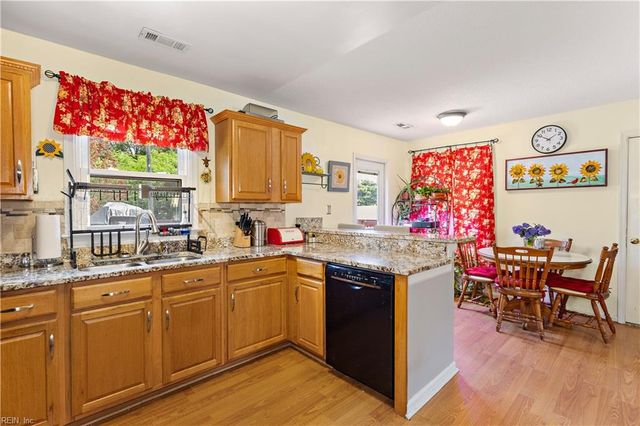 879 Maple CT, Smithfield, VA 23430
