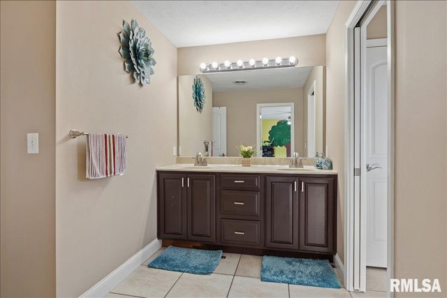 2505 CENTENNIAL Drive, Springfield, IL 62711